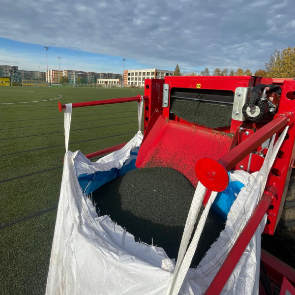 Senos dirbtinės žolės demontavimas ir suvyniojimas futbolo aikštėje