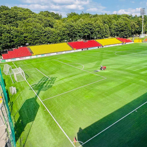 Naujos FIFA standartus atitinkančios dirbtinės žolės dangos įrengimas futbolo aikštėje